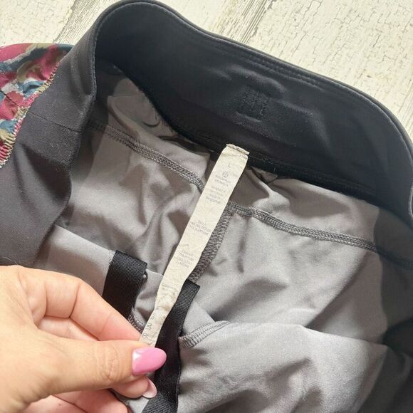 Lululemon The Assert Short Shorts Urban Leopard Red Black 11” Size L - Picture 3 of 3